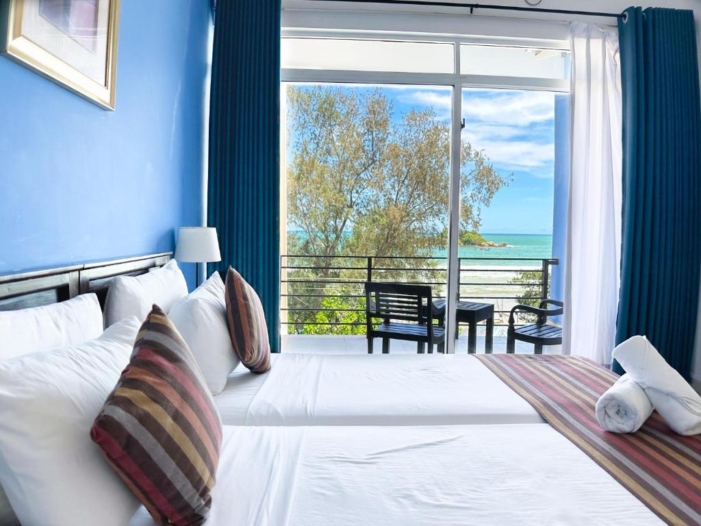 Deluxe Double Room with Balcony and Sea View at 22DazzleBay Hotel Weligama
